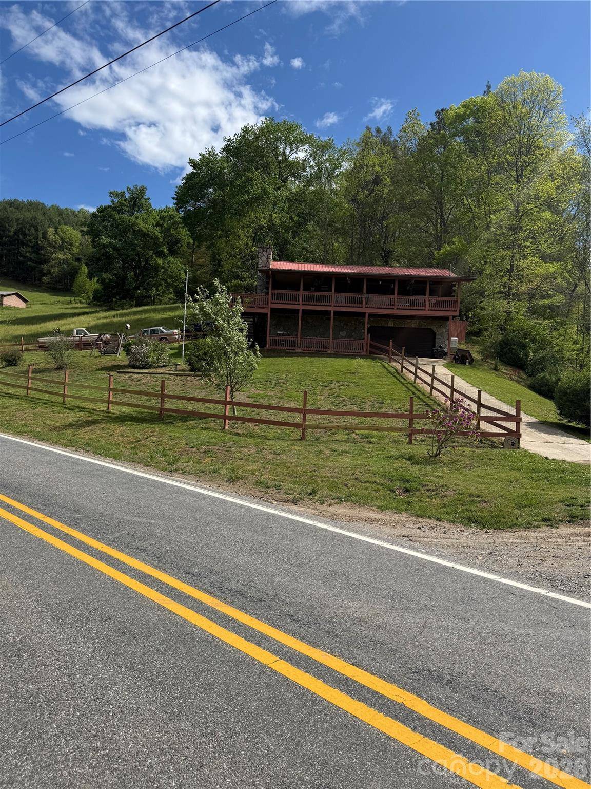 7 Noland DR S, Clyde, NC 28721
