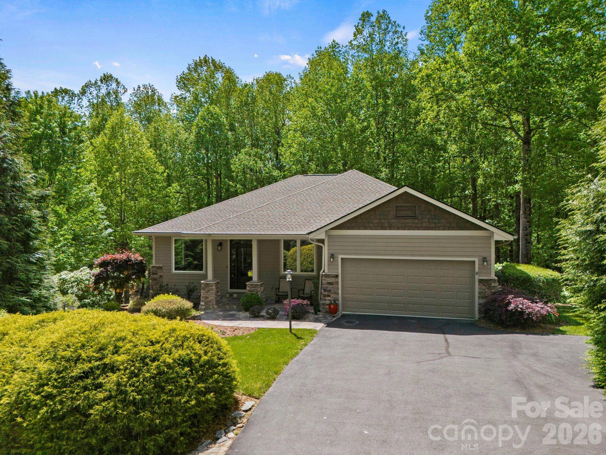 547 Pinnacle Peak LN, Flat Rock, NC 28731