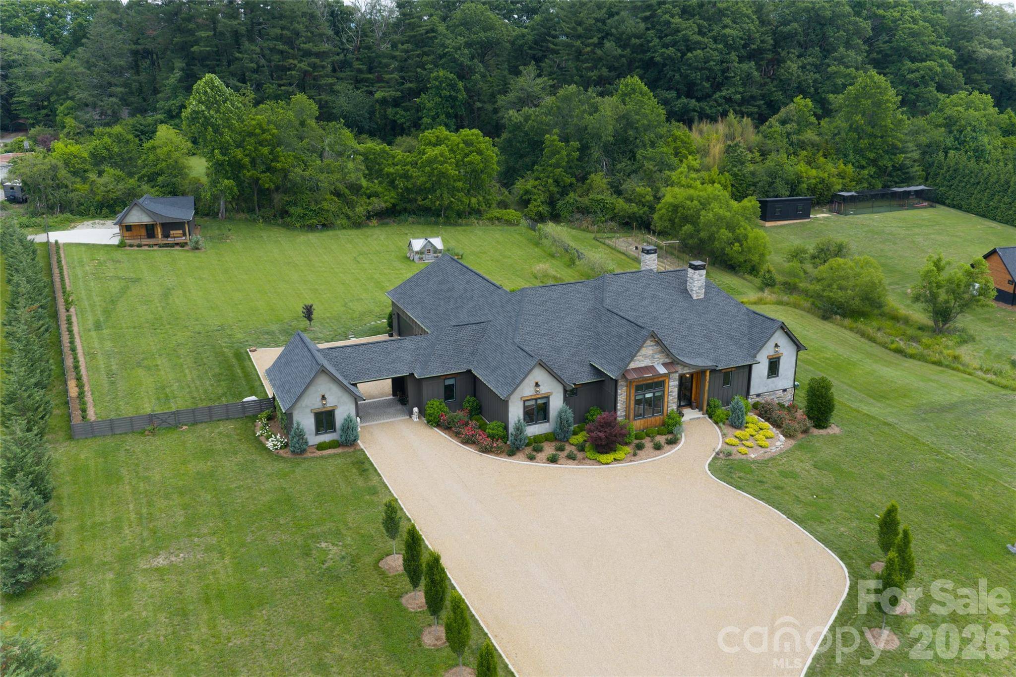 23 Benton Farms LN, Horse Shoe, NC 28742
