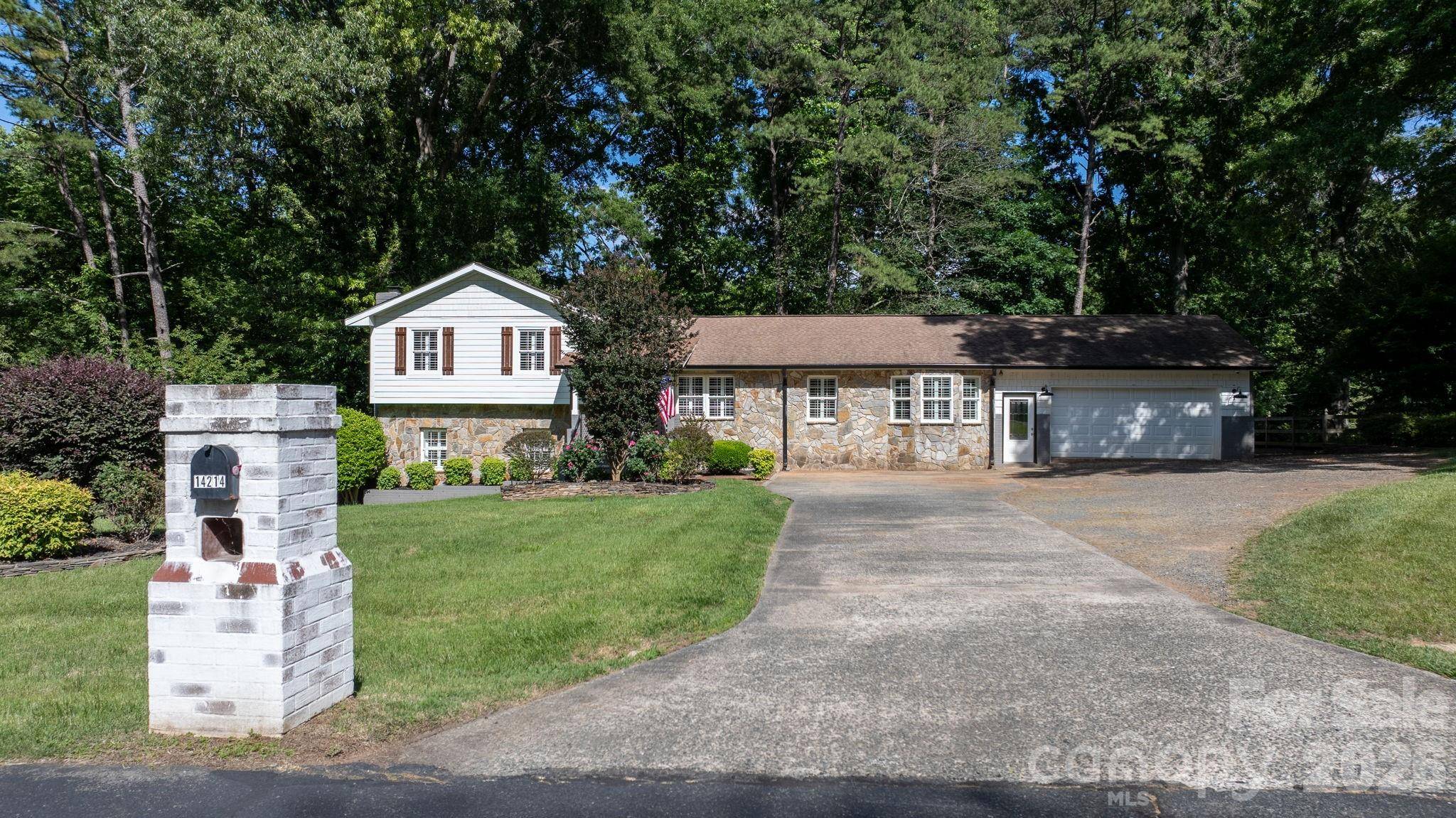 14214 Honeysuckle Ridge DR, Matthews, NC 28105