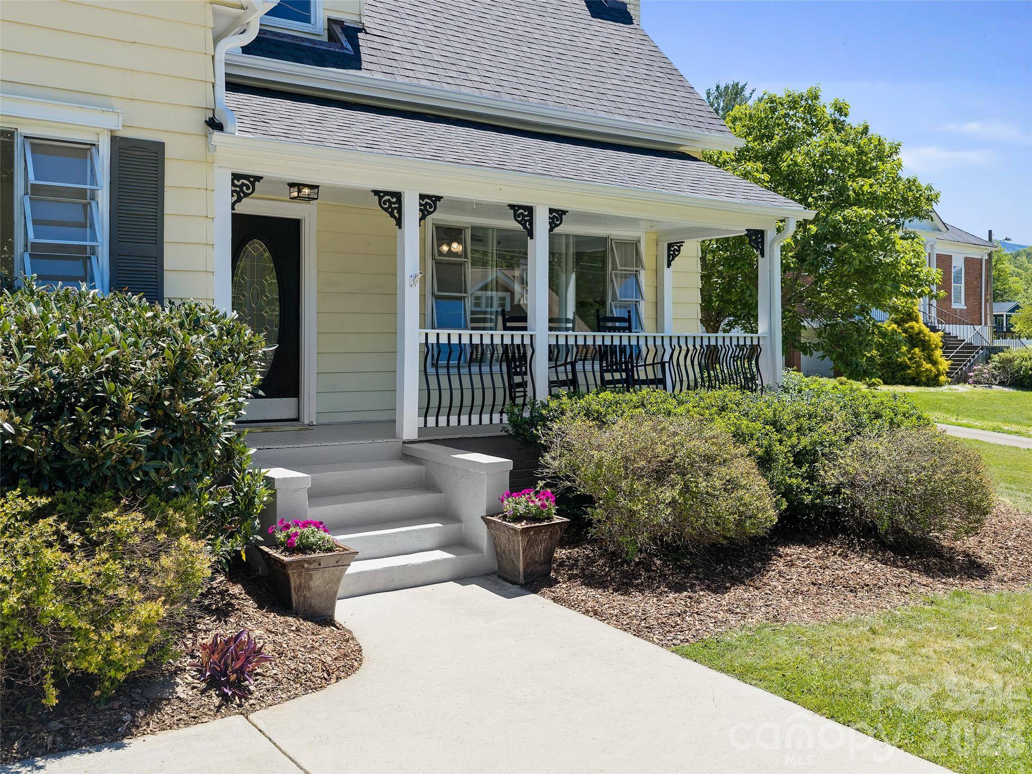 118 Robertson ST, Burnsville, NC 28714