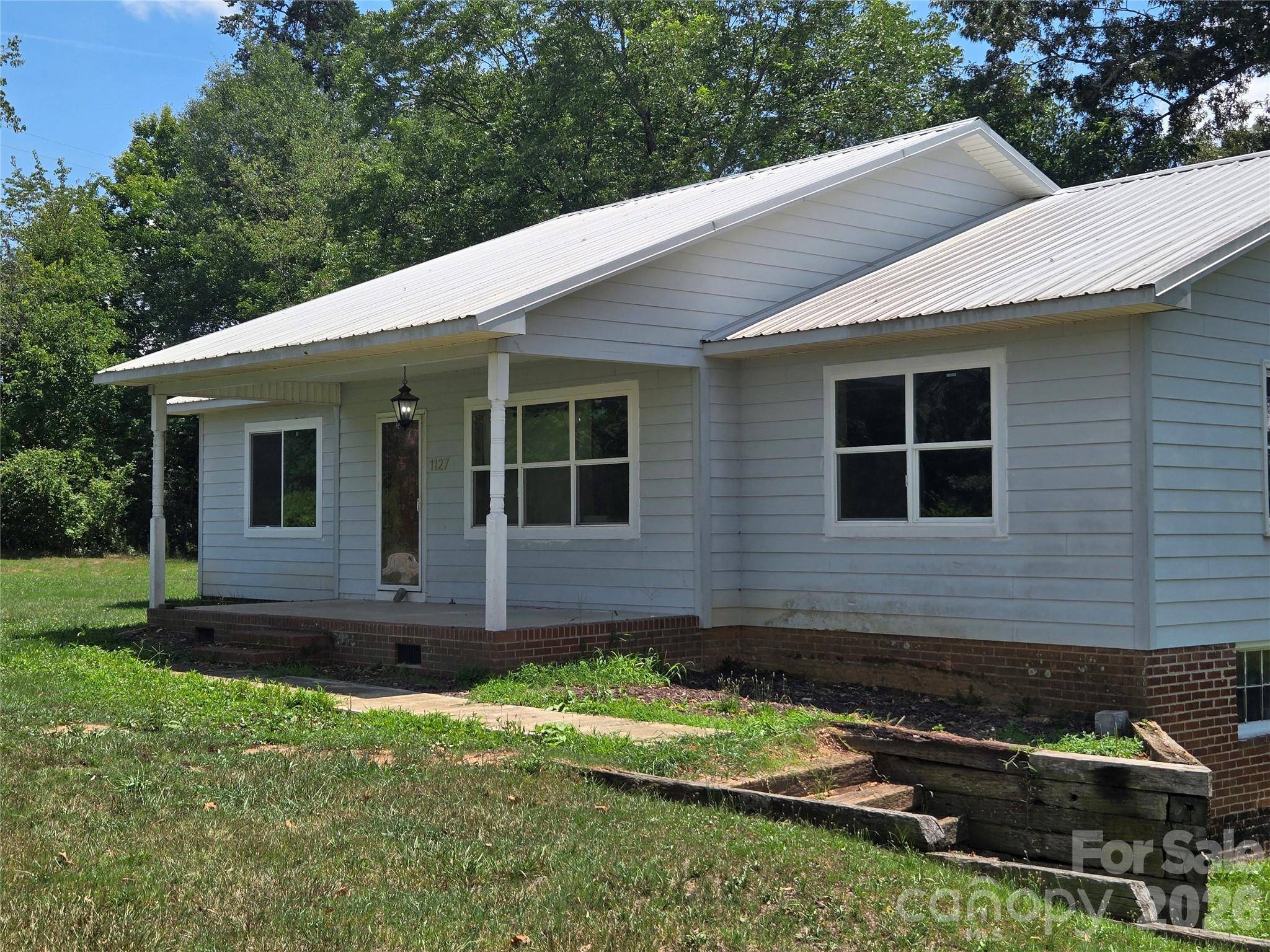 1127 N Mountain ST, Blacksburg, SC 29702
