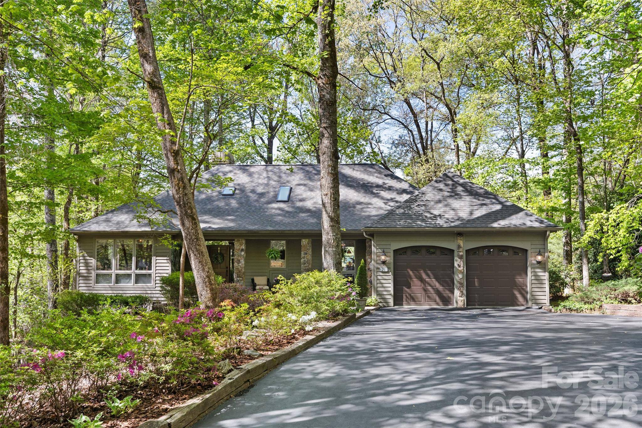 21 Laurel Wood CT, Sapphire, NC 28774
