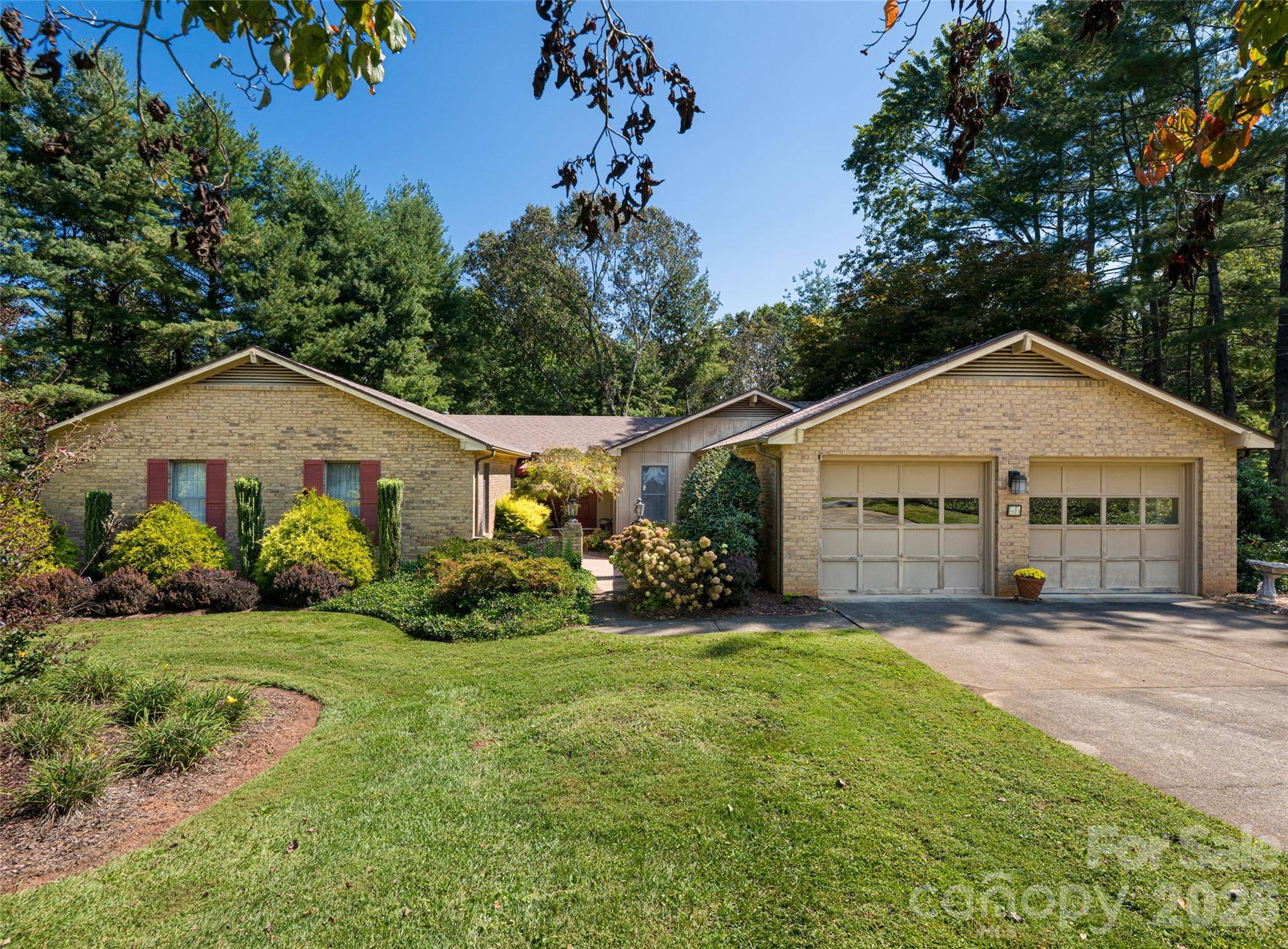40 Applecross RD, Weaverville, NC 28787