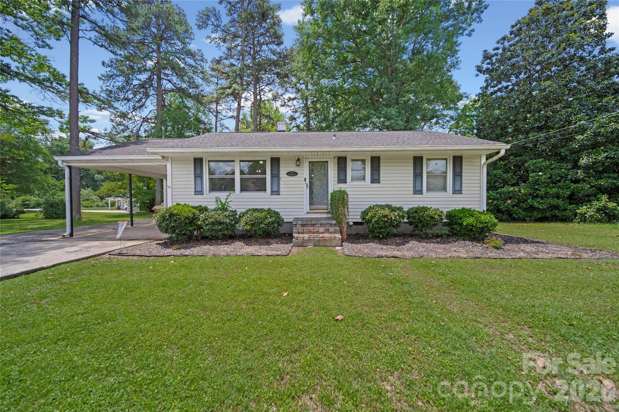 600 Mcadenville RD, Lowell, NC 28098