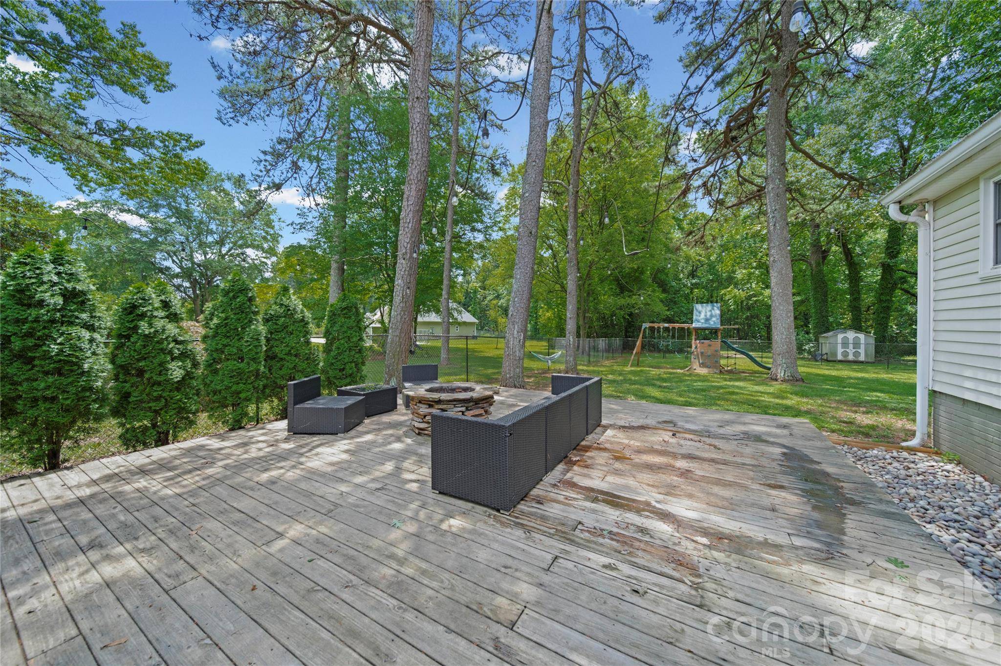 600 Mcadenville RD, Lowell, NC 28098
