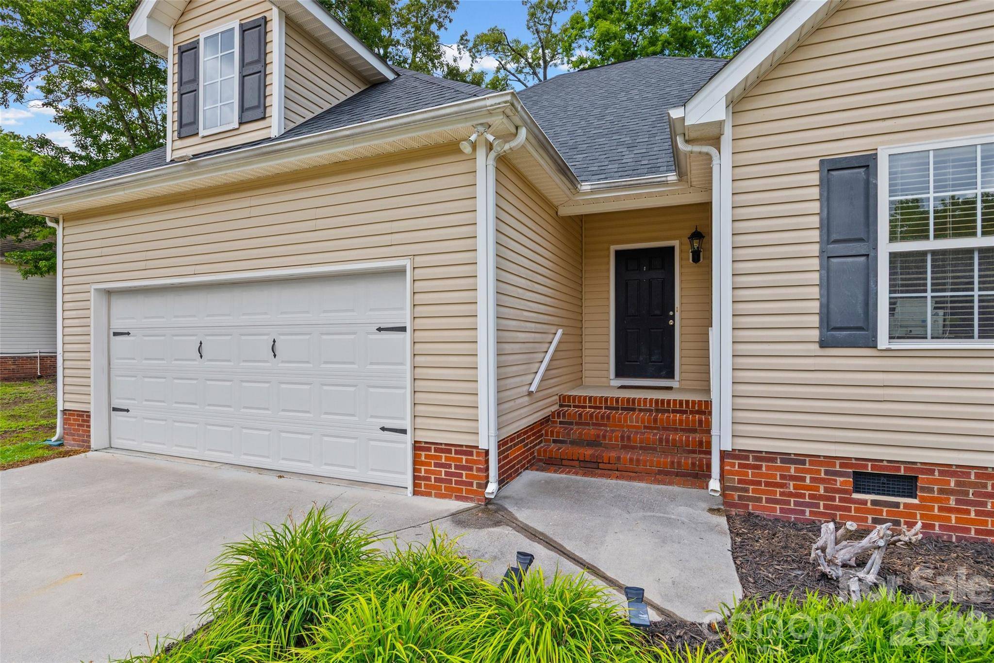 509 Kittiewake LN, Clover, SC 29710