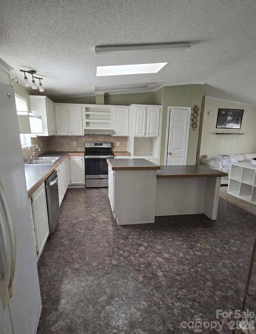 1276 Forest Ridge DR, Bessemer City, NC 28016