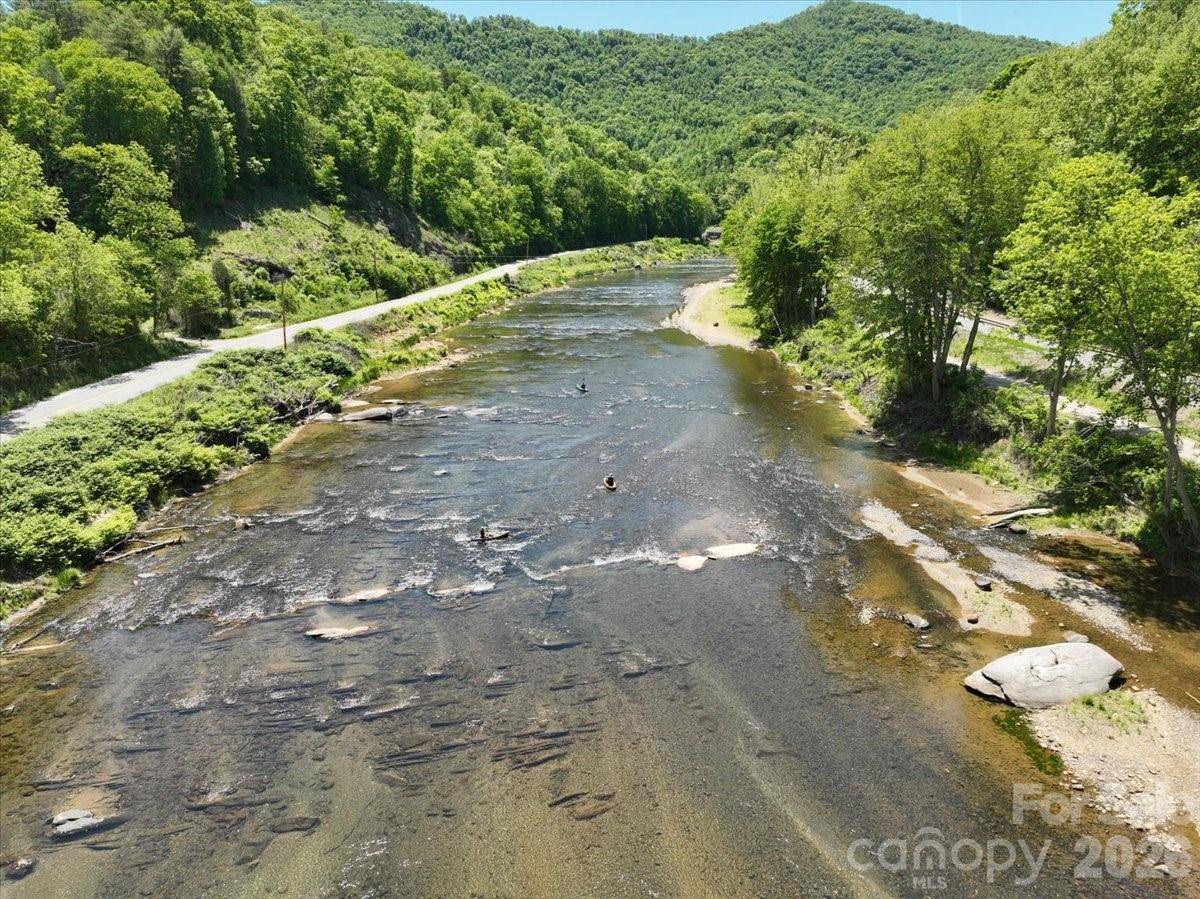 7714 State Highway 197 HWY N, Green Mountain, NC 28740