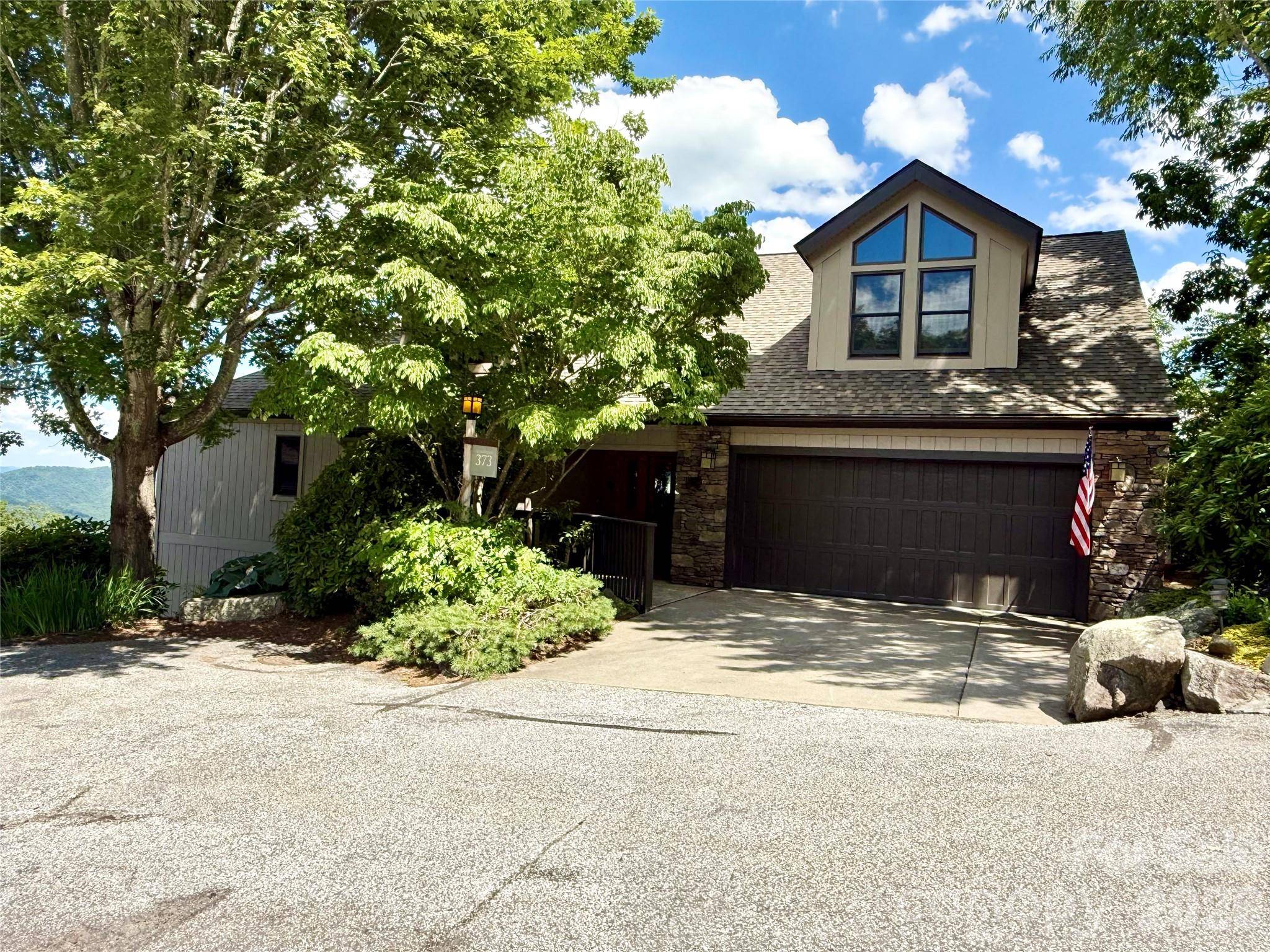 373 Rhododendron LN, Burnsville, NC 28714
