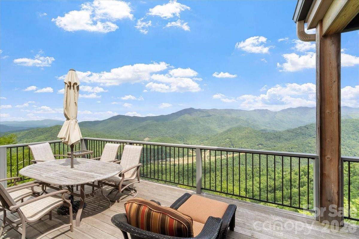 373 Rhododendron LN, Burnsville, NC 28714