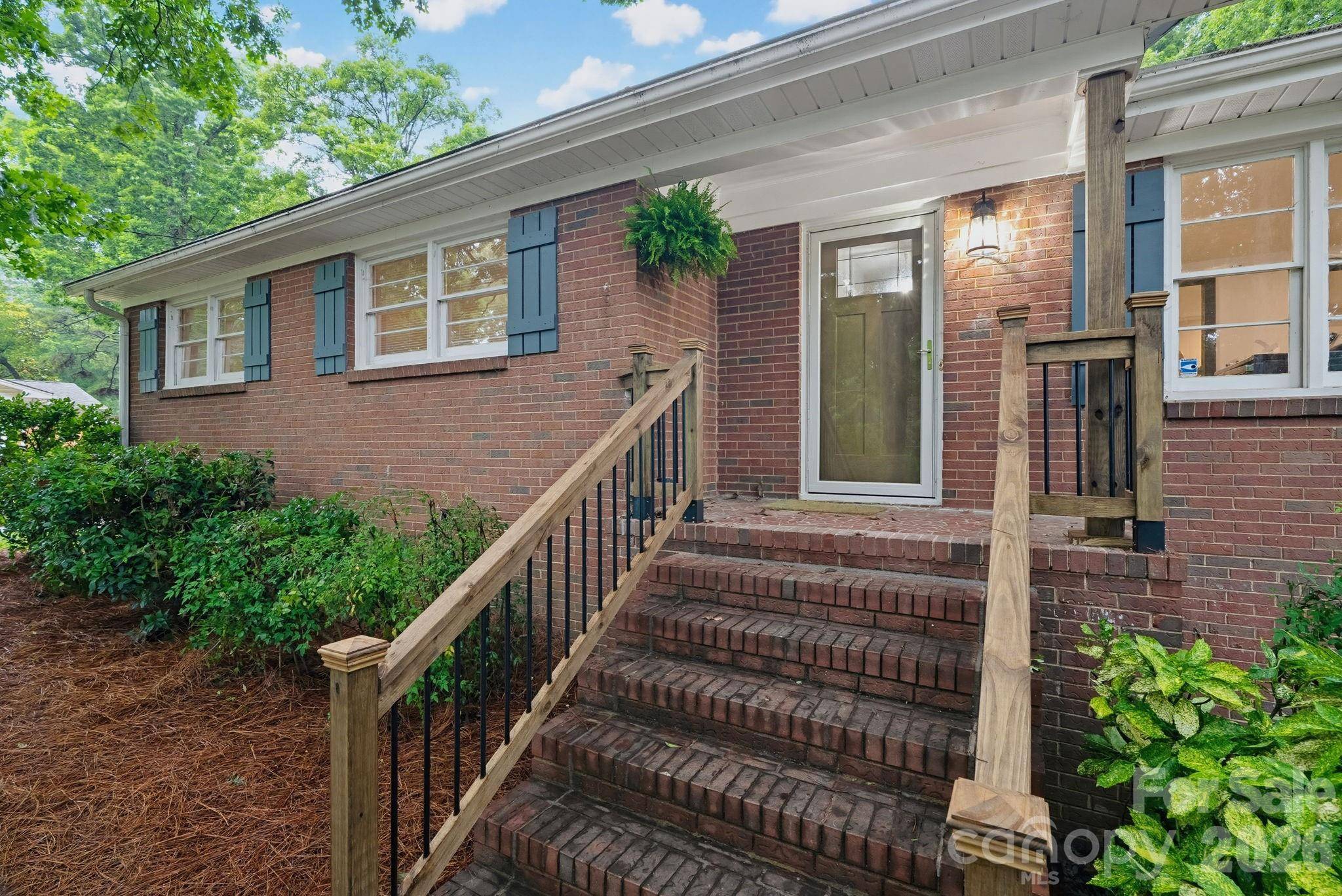 1623 Lumarka DR, Charlotte, NC 28212