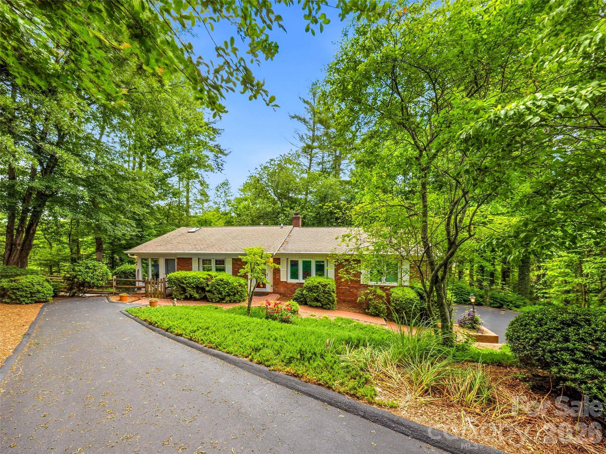 126 Surry LN, Hendersonville, NC 28791