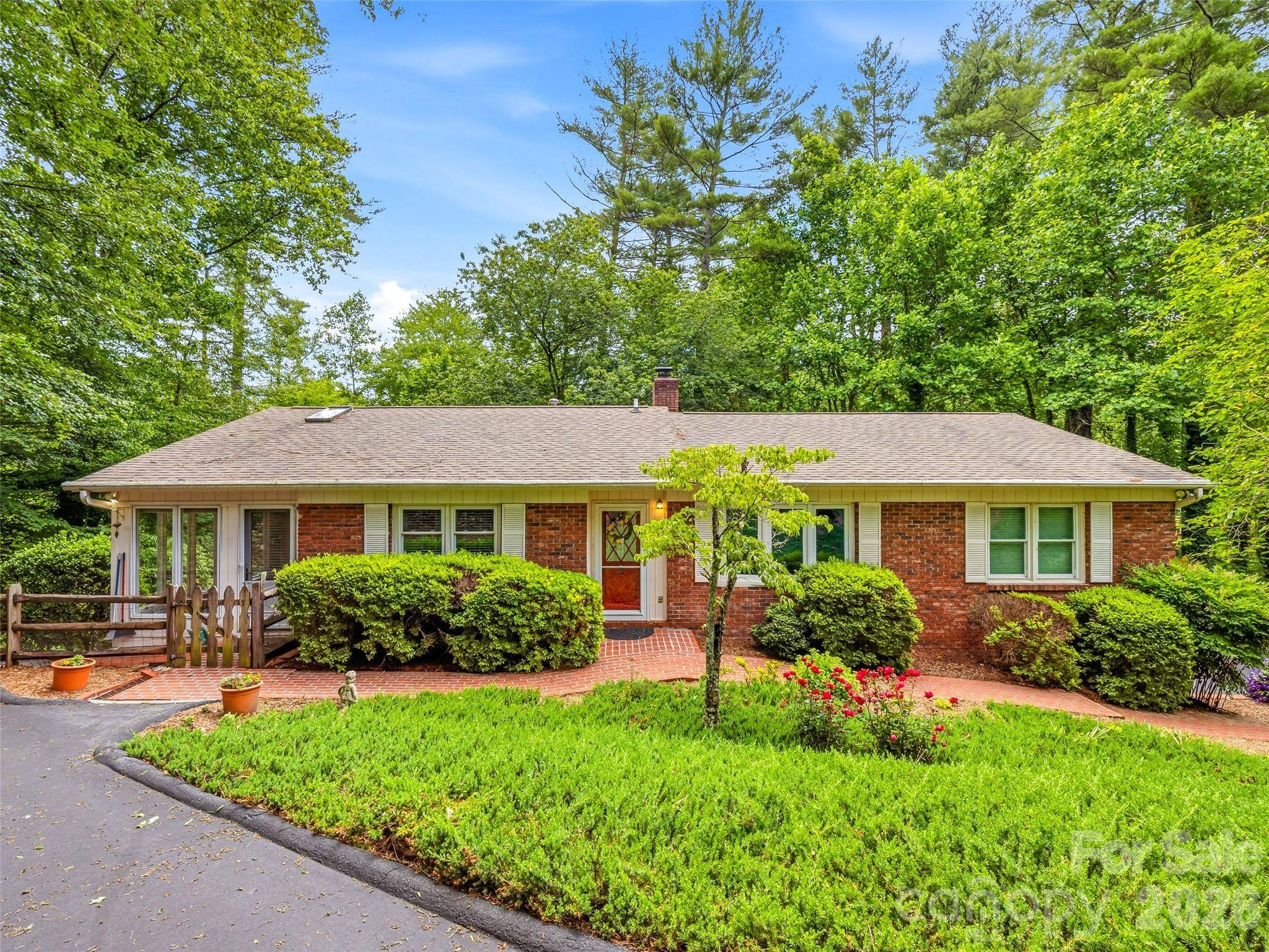 126 Surry LN, Hendersonville, NC 28791