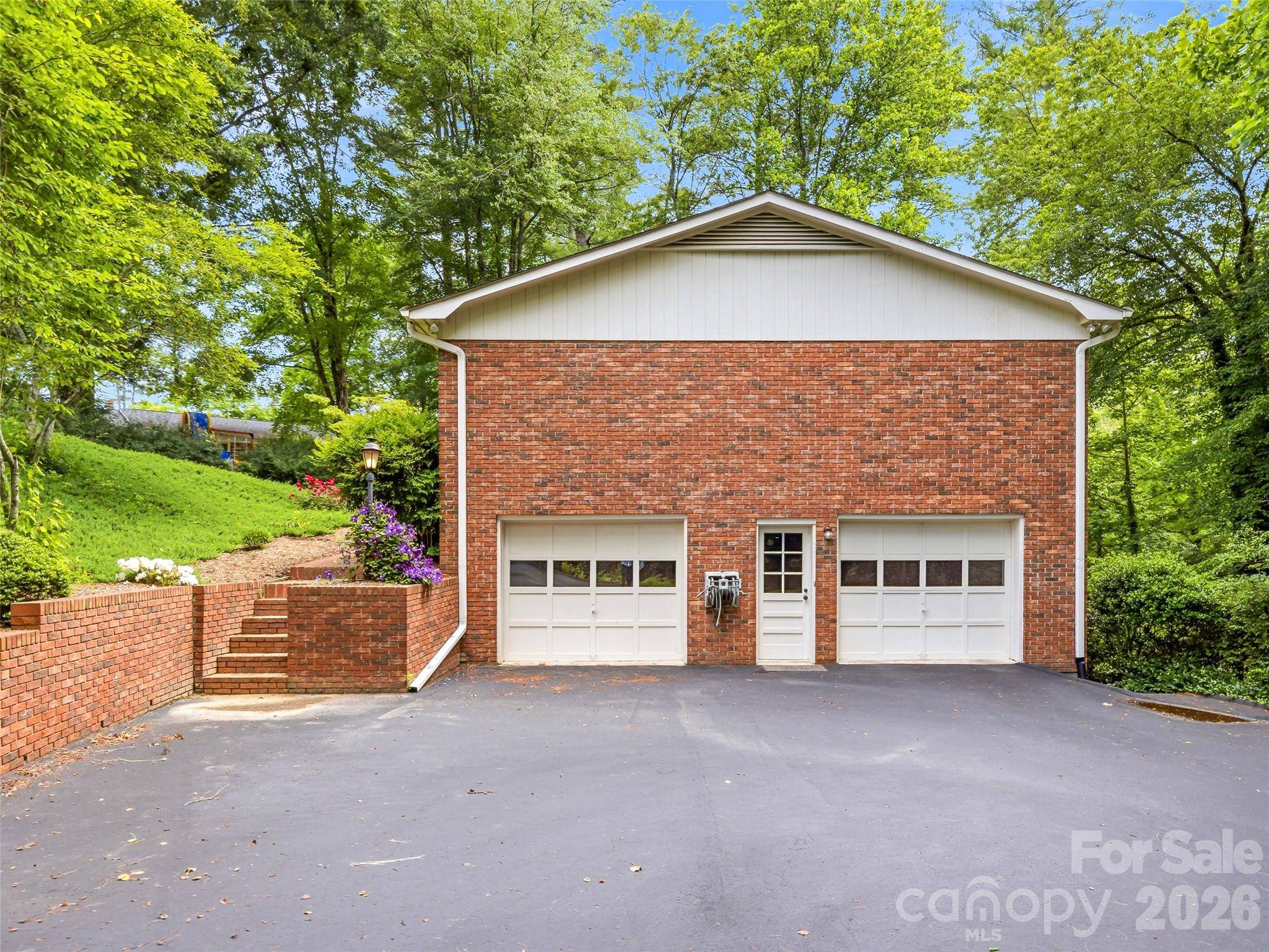 126 Surry LN, Hendersonville, NC 28791