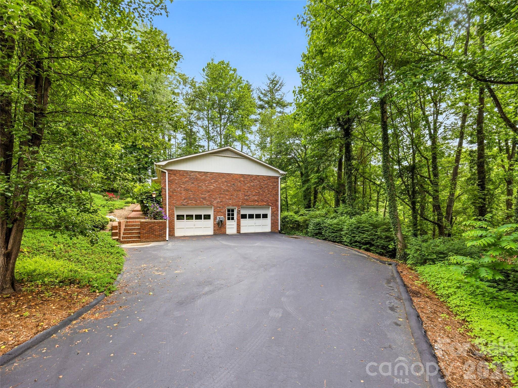 126 Surry LN, Hendersonville, NC 28791