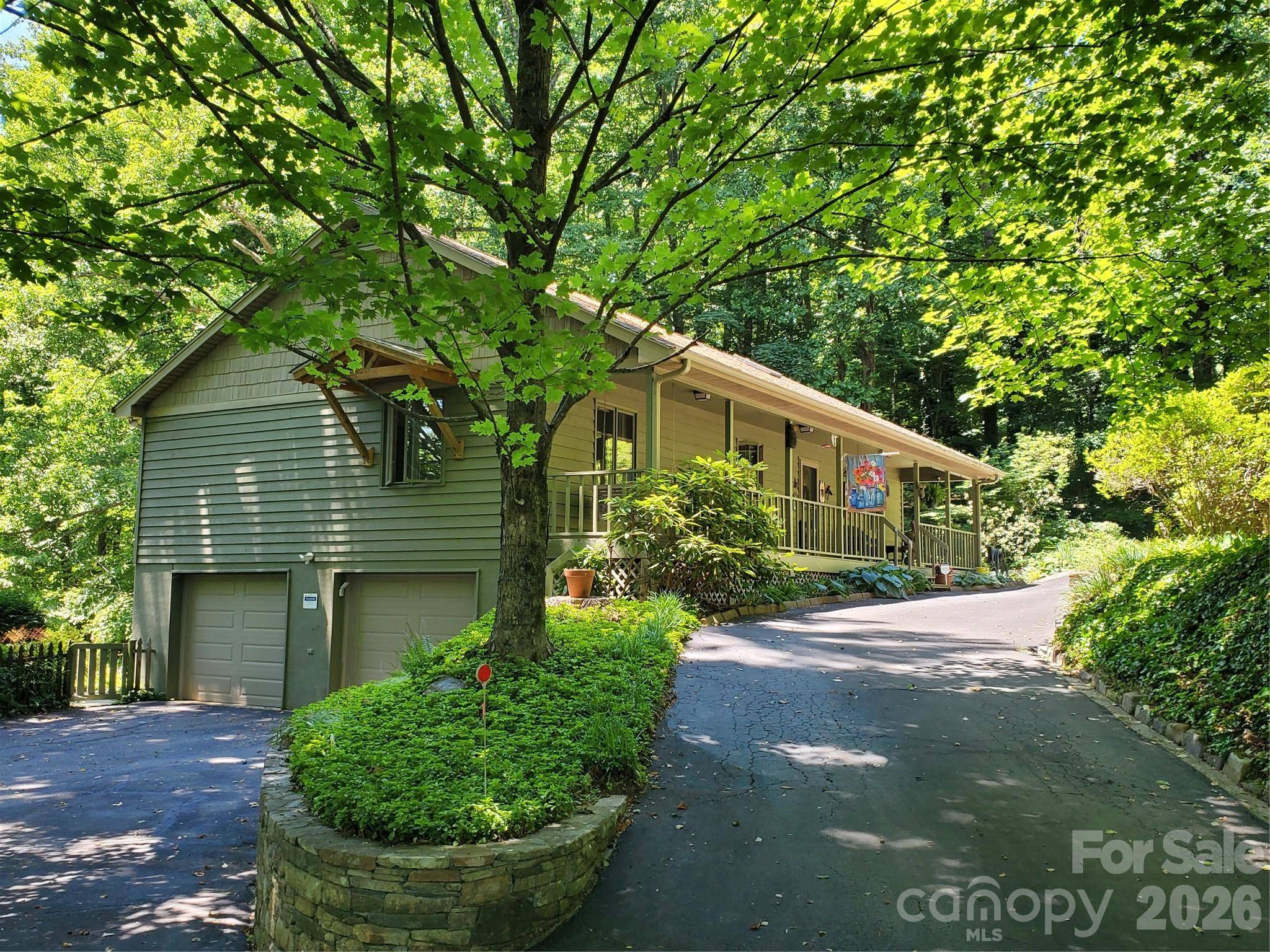 383 Ravenwood LN, Horse Shoe, NC 28742