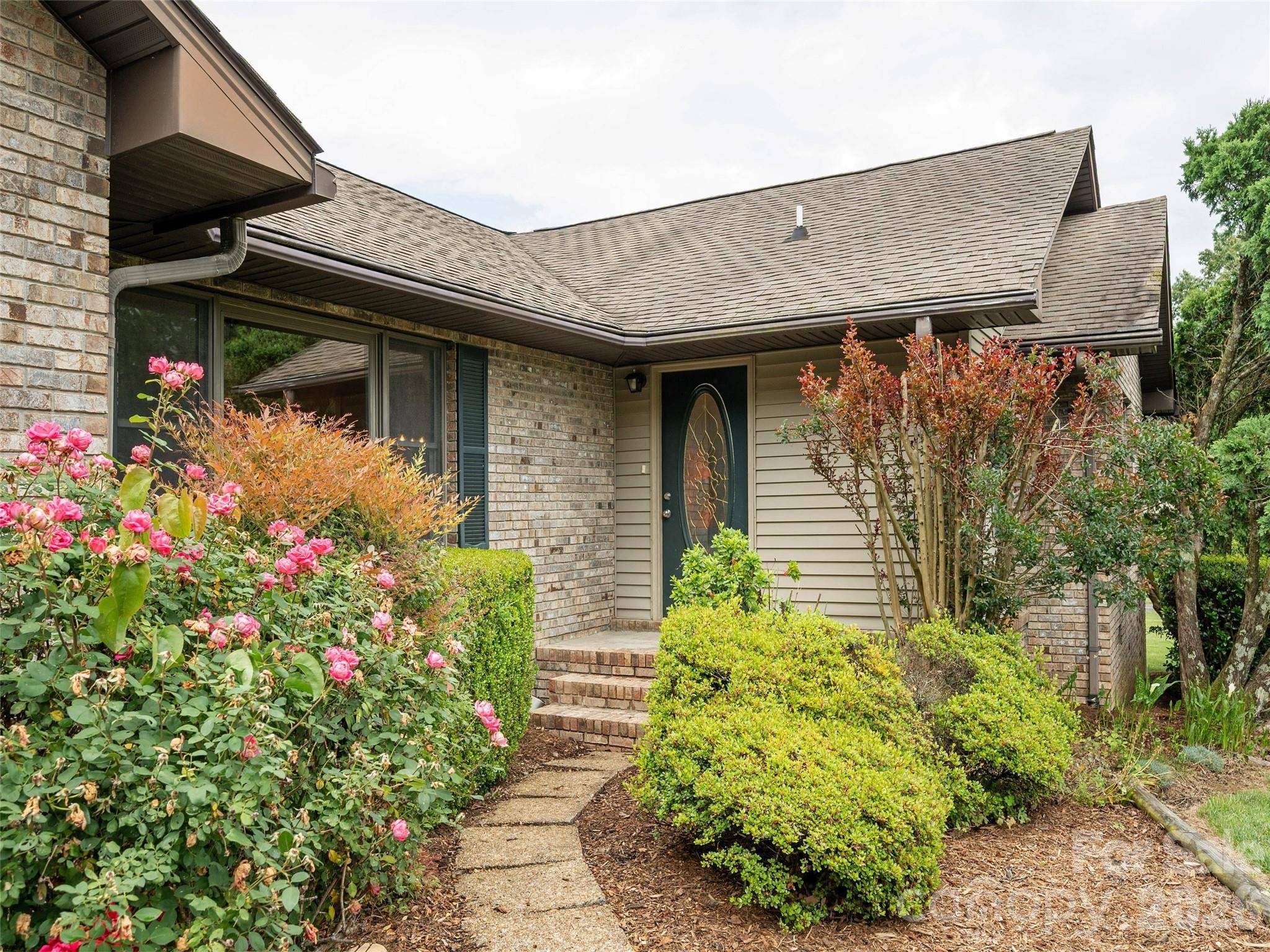 2 Bannerwood DR, Horse Shoe, NC 28742