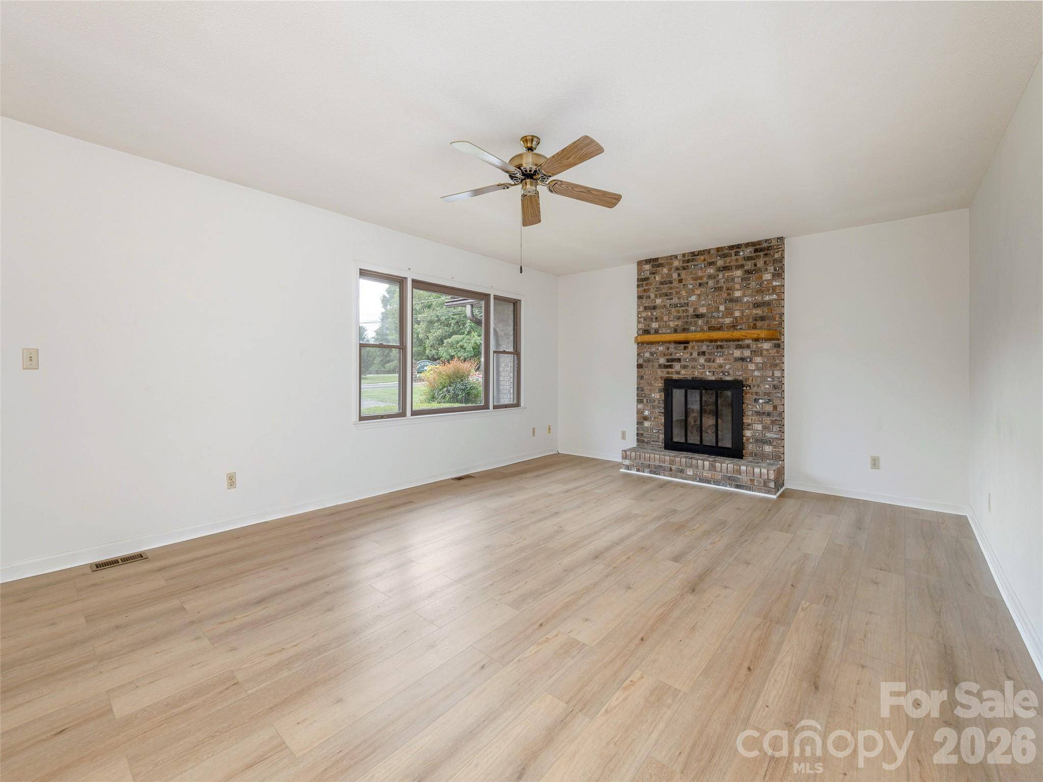 2 Bannerwood DR, Horse Shoe, NC 28742