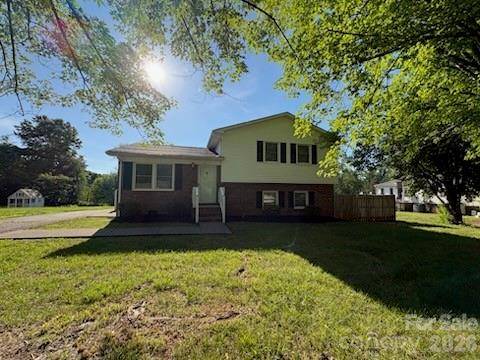 122 Wallace ST, Boonville, NC 27011