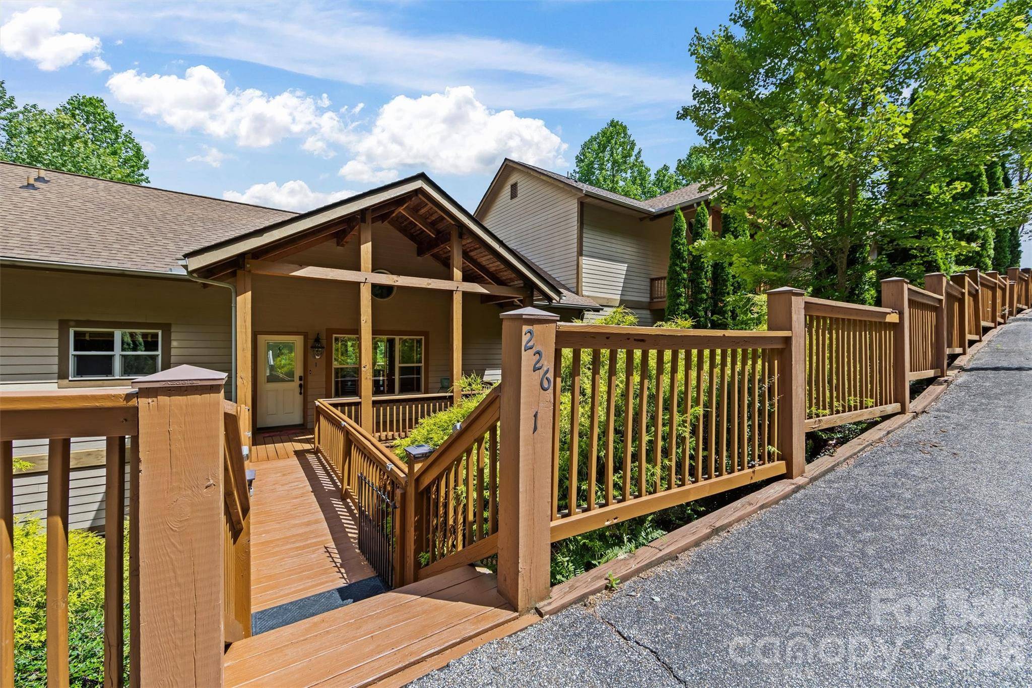 226 Sawgrass DR, Whittier, NC 28789