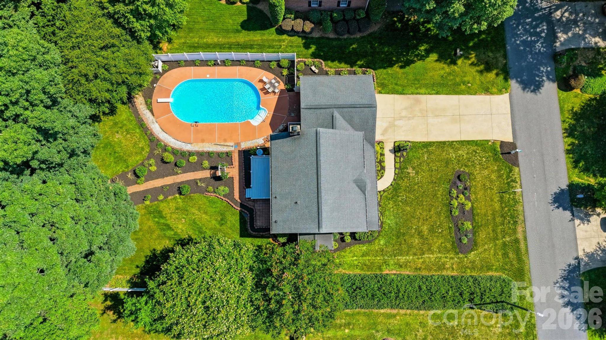 1948 Twin Ponds DR, Hickory, NC 28602