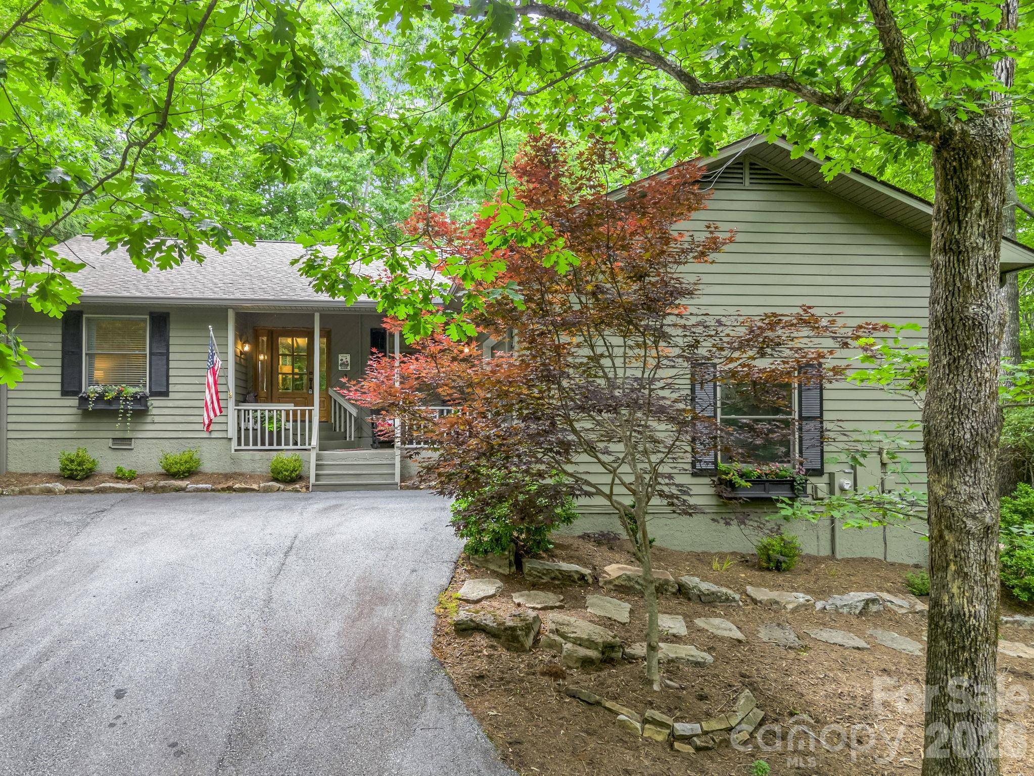 558 Middle Connestee TRL, Brevard, NC 28712