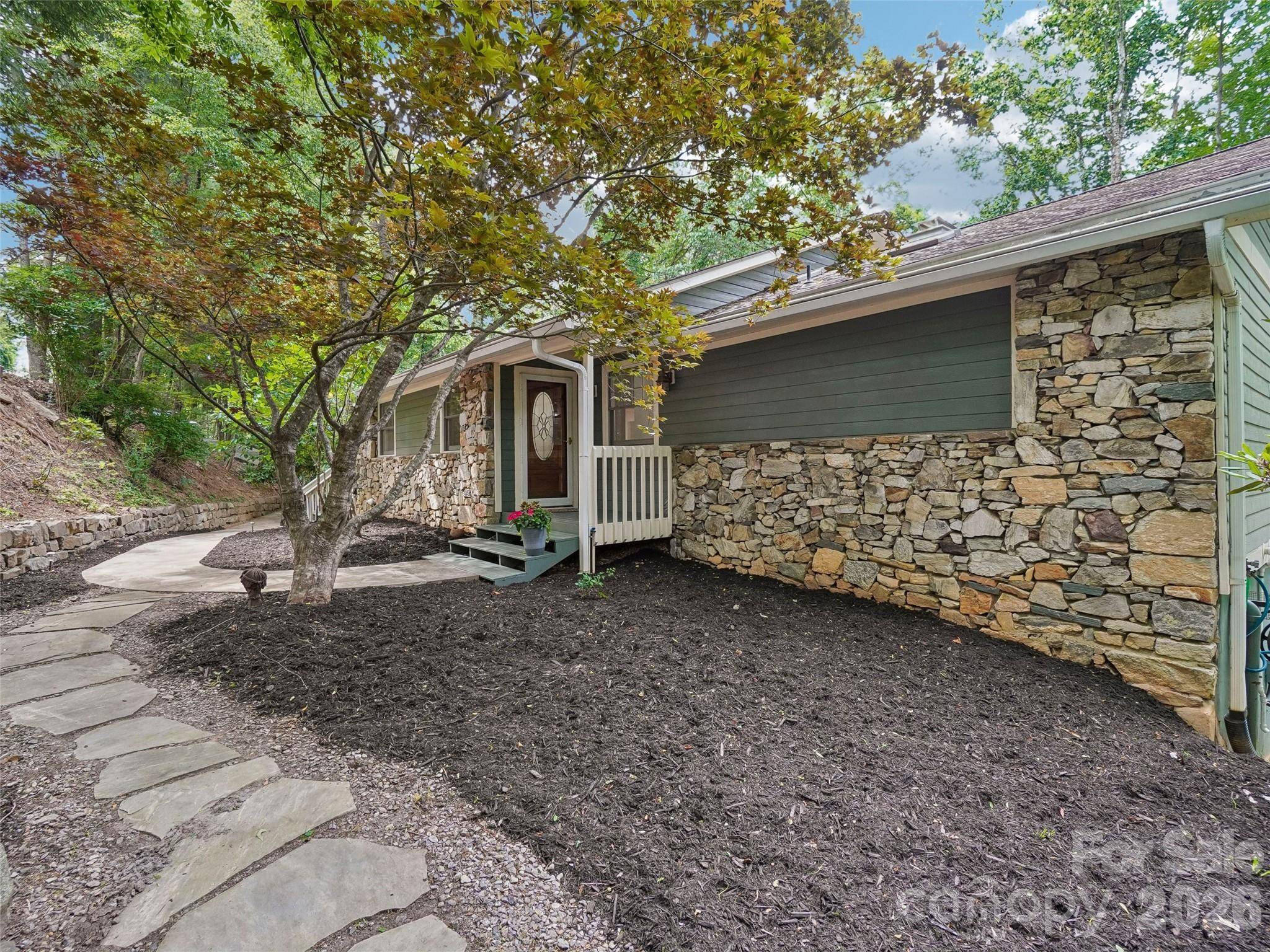 10 Chestnut Top CIR, Mills River, NC 28759