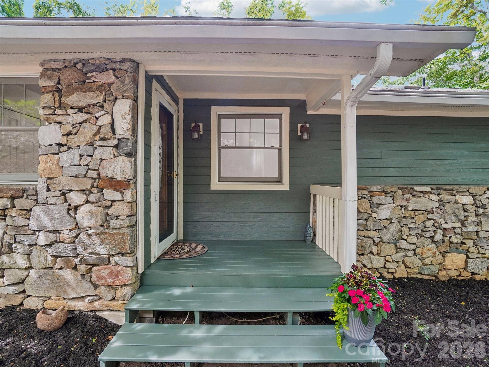 10 Chestnut Top CIR, Mills River, NC 28759