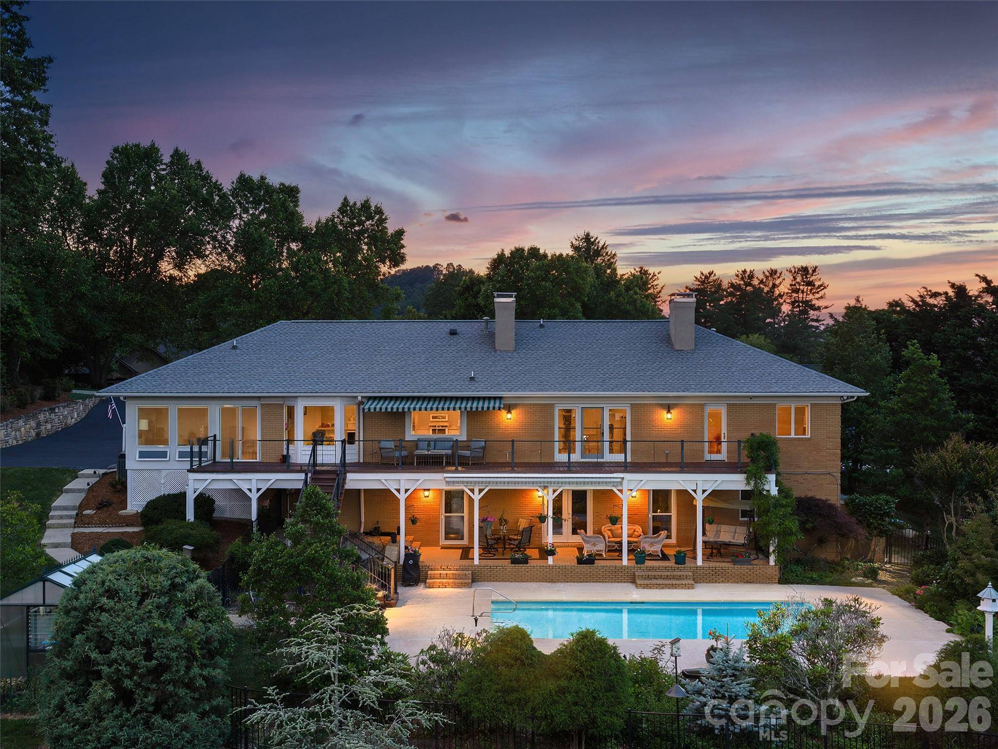 18 Thornapple DR, Hendersonville, NC 28739