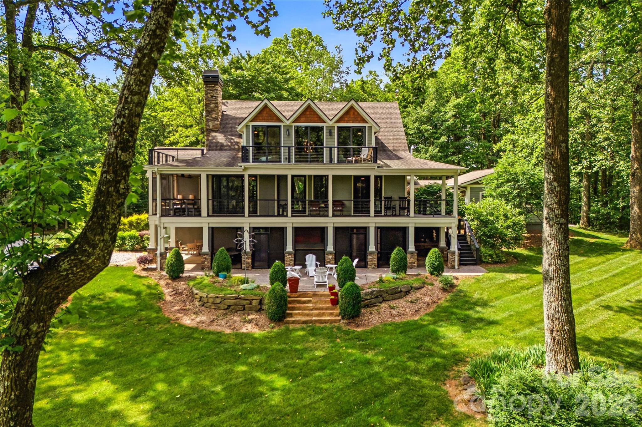 233 Tanglewood LN, Saluda, NC 28773