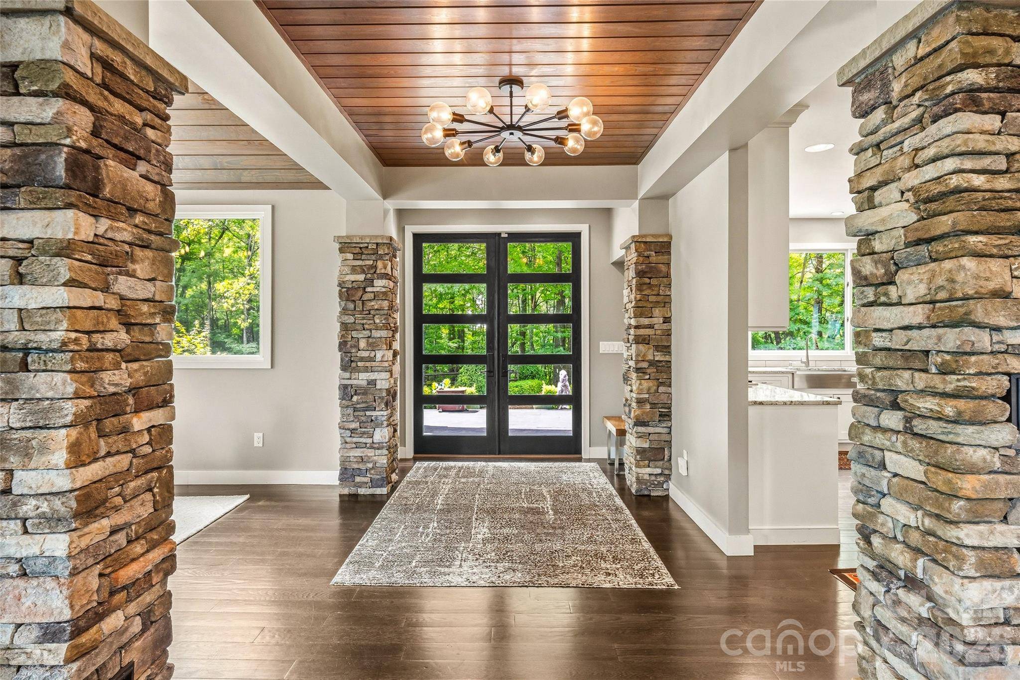 233 Tanglewood LN, Saluda, NC 28773