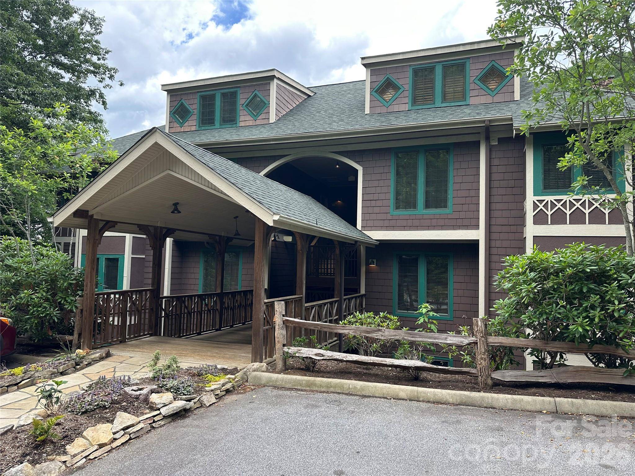 222 Creekside WAY #D/101, Burnsville, NC 28714