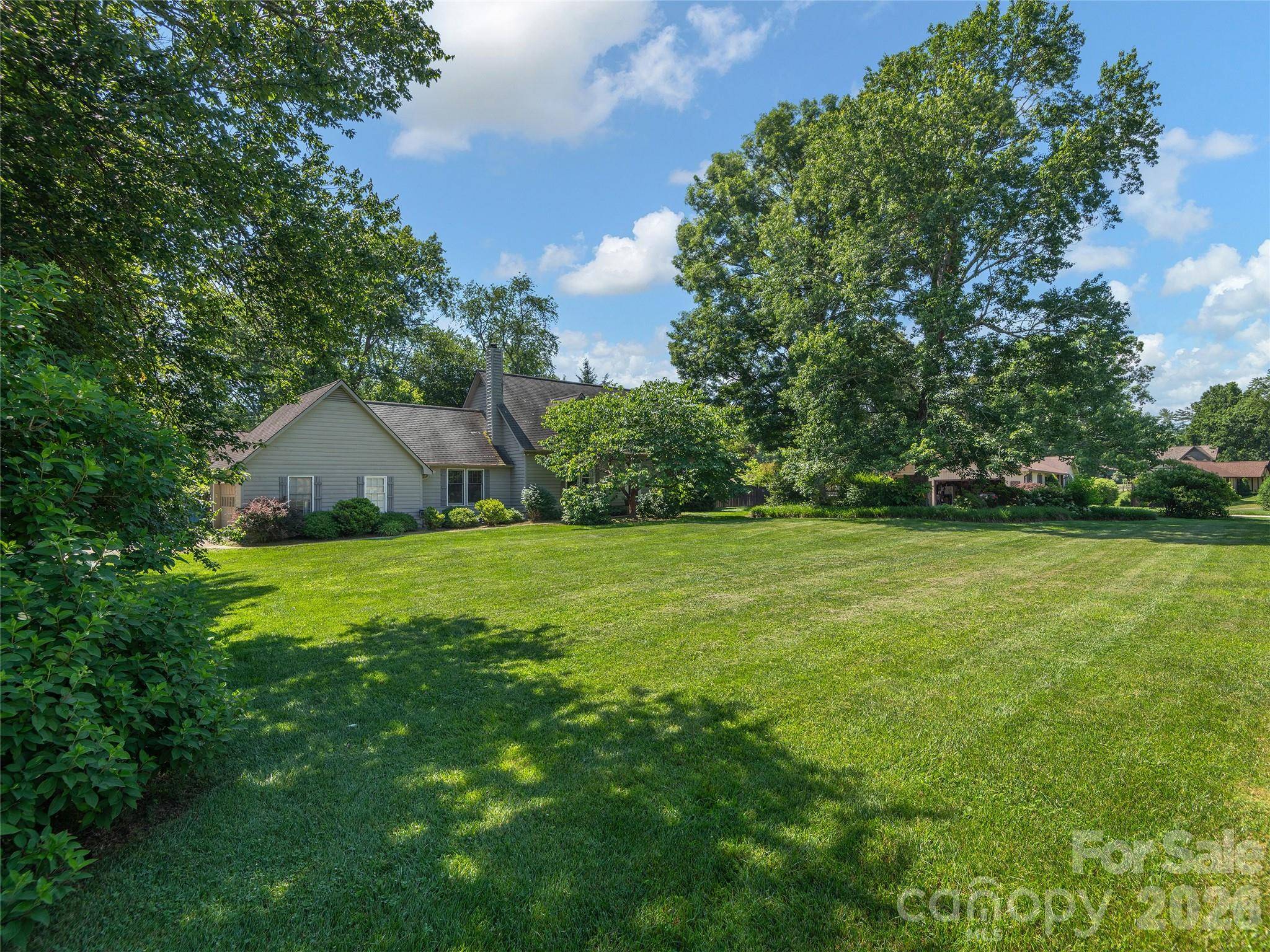 3 Carolewood DR, Horse Shoe, NC 28742