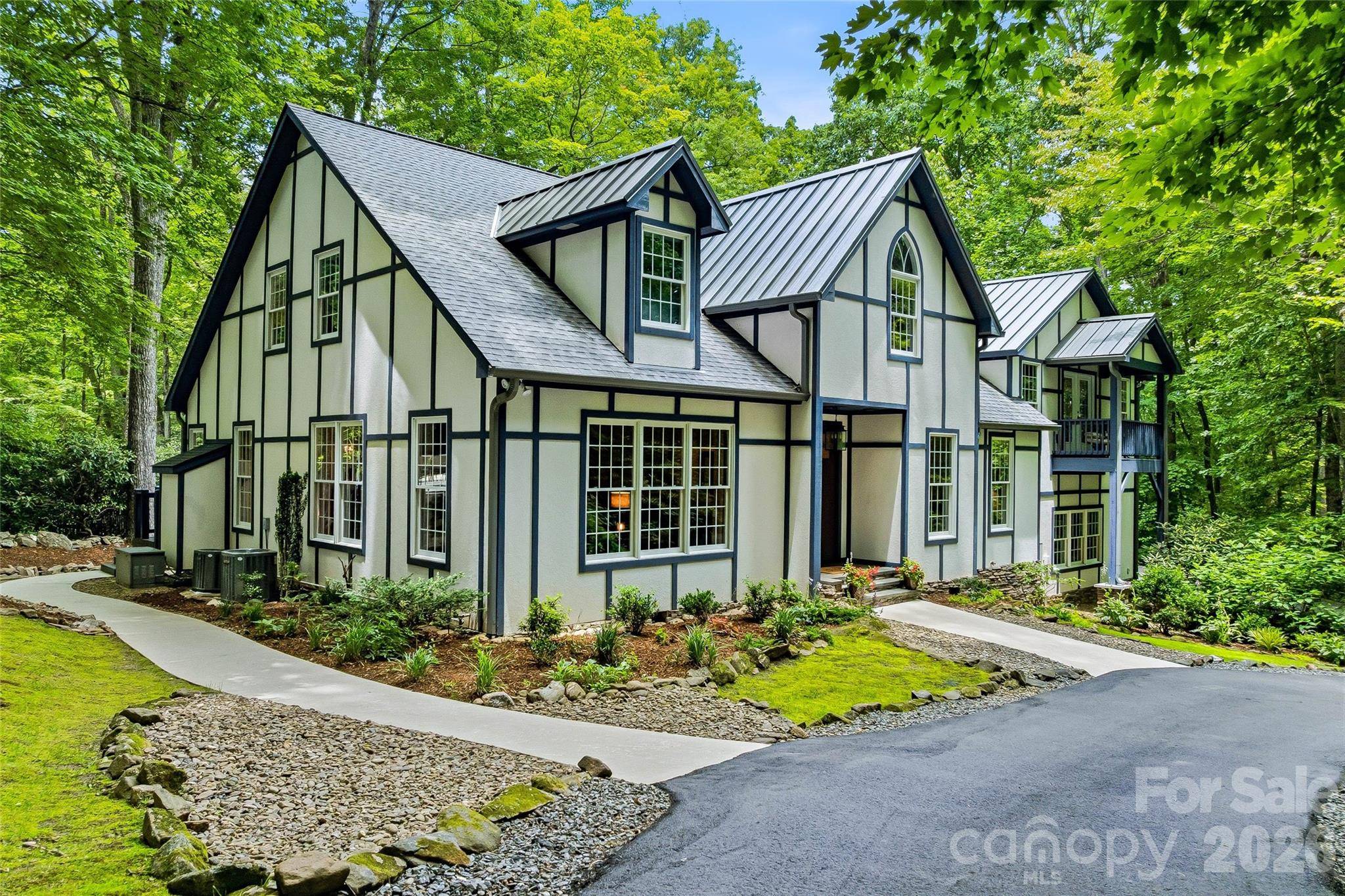 61 Scroops DR, Swannanoa, NC 28778