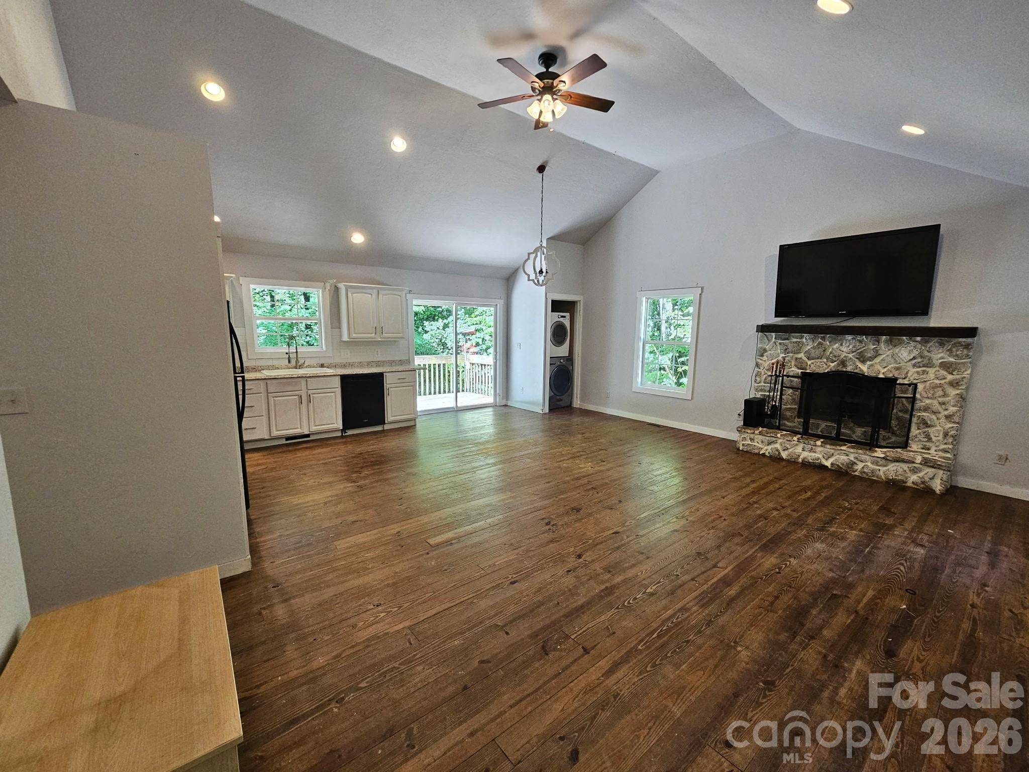 100 Squirrel LN, Sapphire, NC 28774