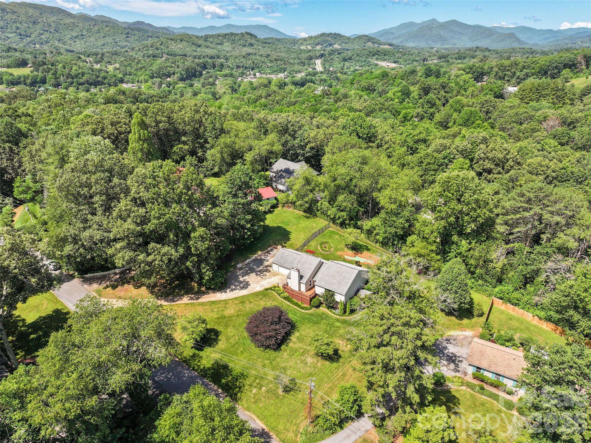 519 Nellie John DR, Clyde, NC 28721