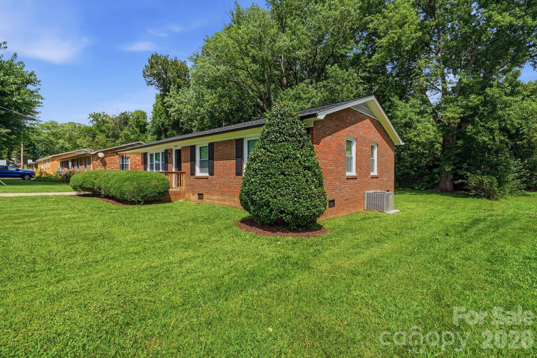 5008 Sea Oates LN, Bessemer City, NC 28016