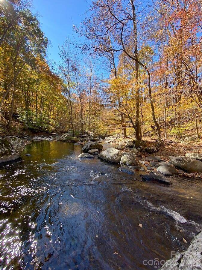 39 Rogers Creek DR, Bakersville, NC 28705