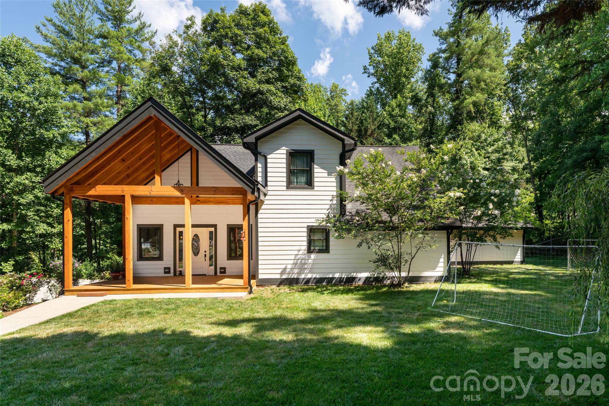 86 Holiday DR, Hendersonville, NC 28739