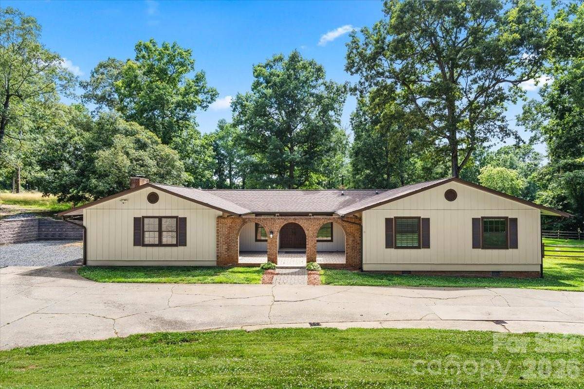 4024 Wandering LN NE, Hickory, NC 28601