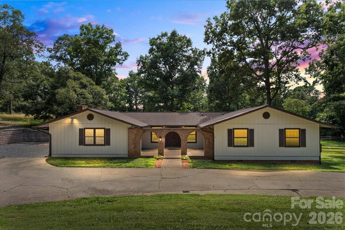 4024 Wandering LN NE, Hickory, NC 28601