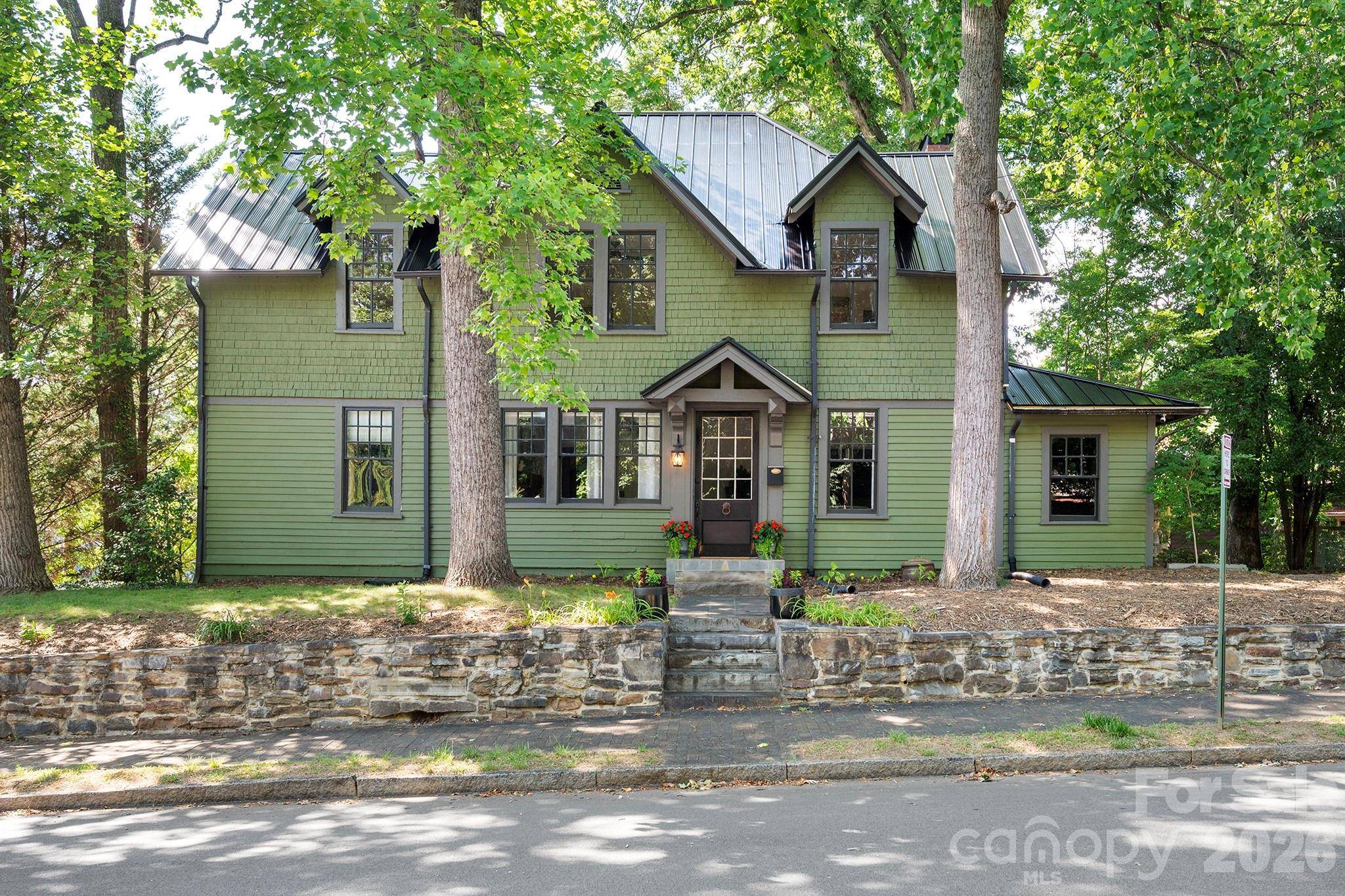 11 Cullowhee ST, Asheville, NC 28801