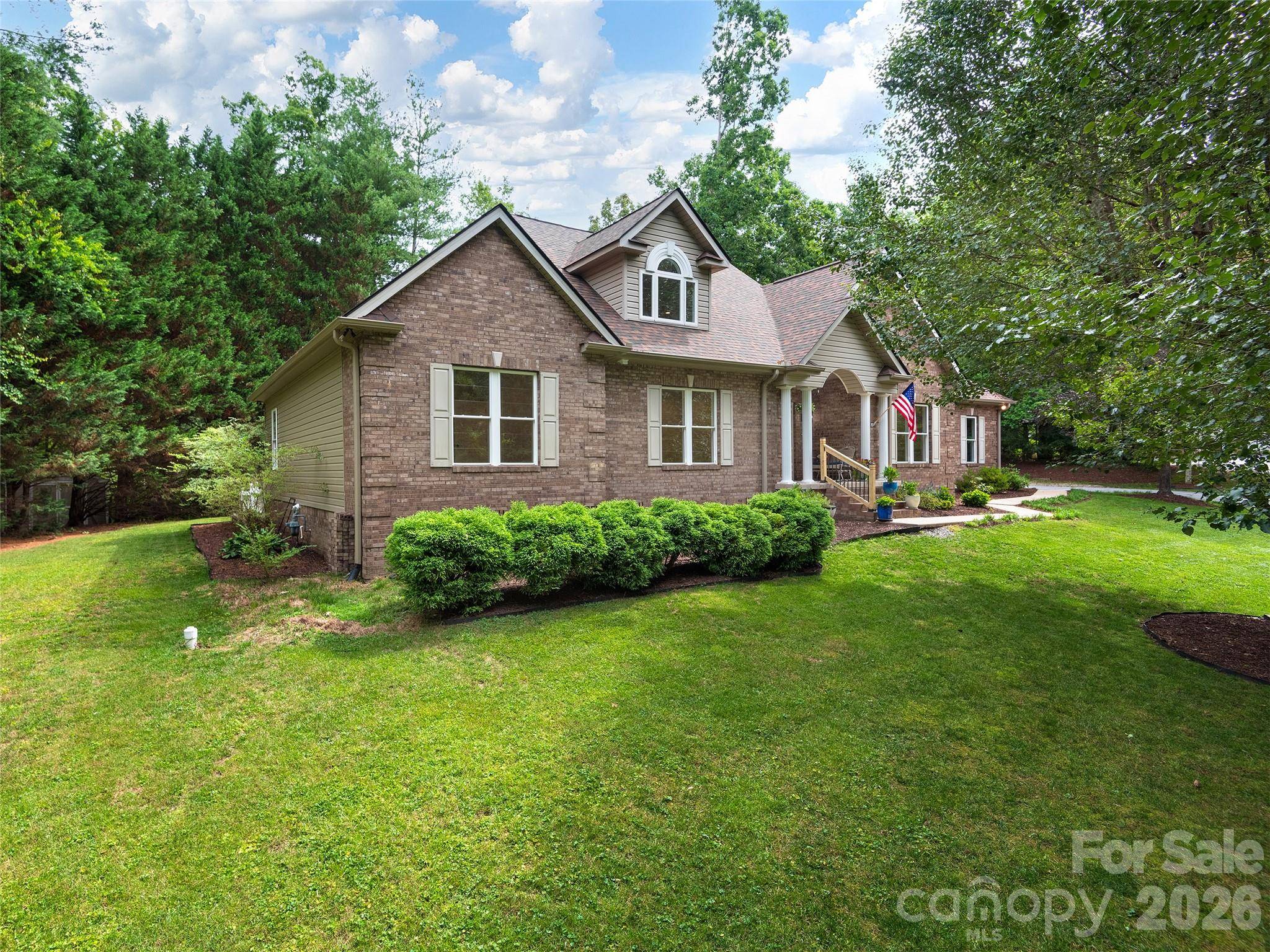 104 Arrowood LN, Hendersonville, NC 28791