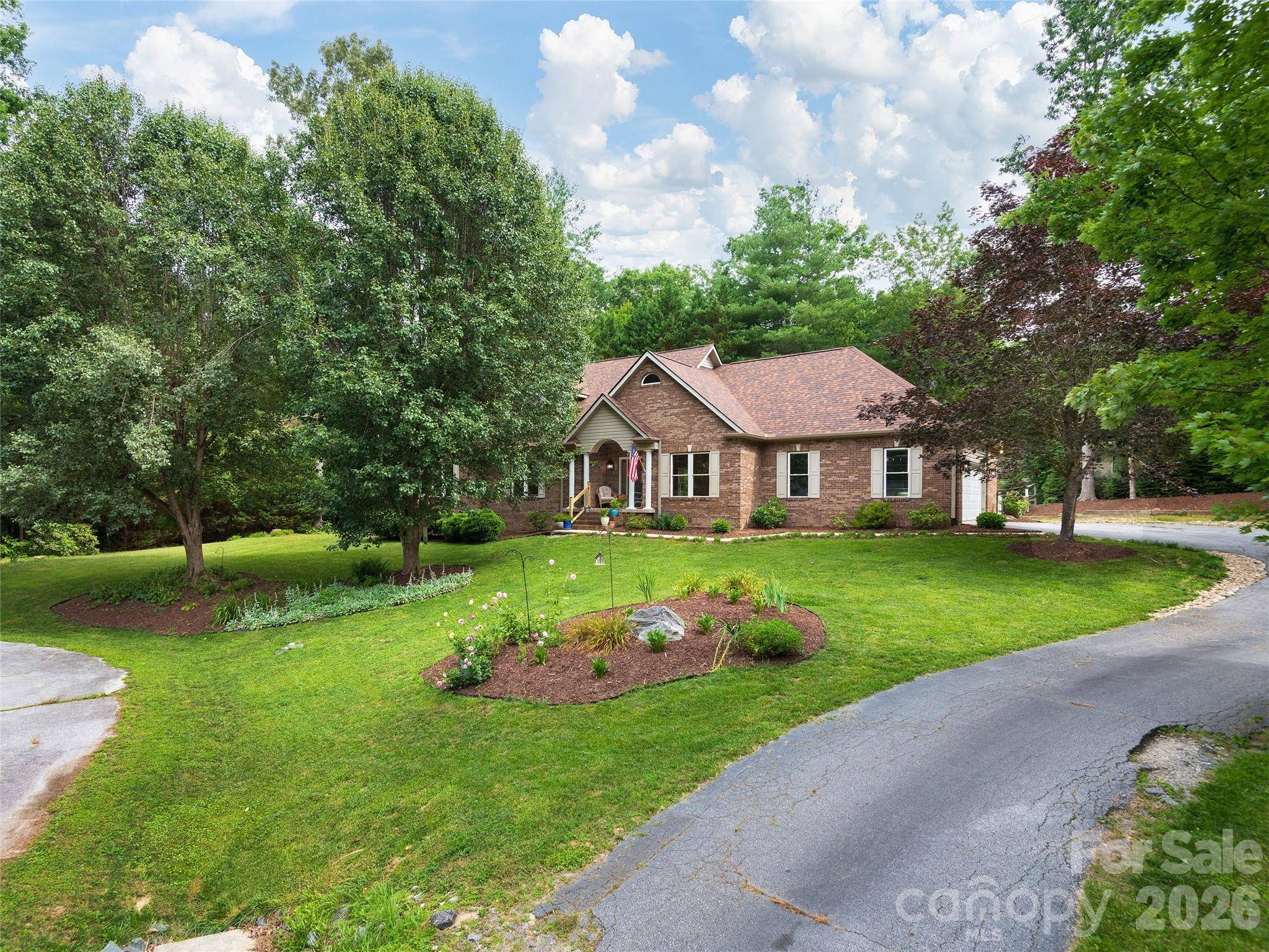 104 Arrowood LN, Hendersonville, NC 28791
