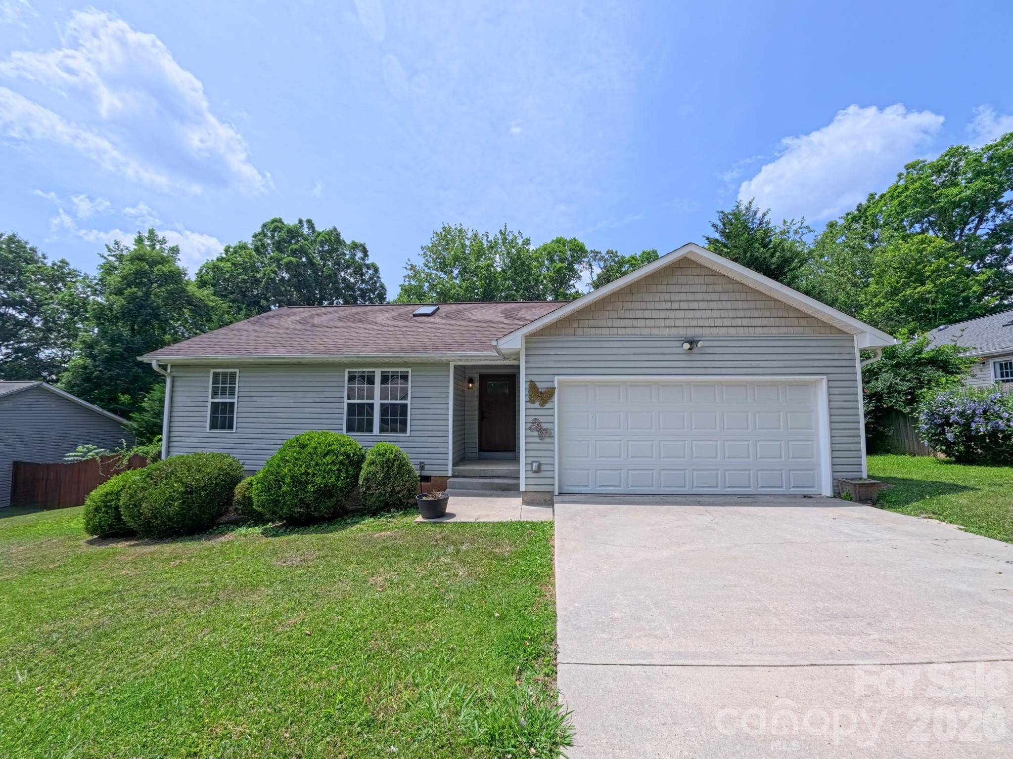 101 Tail Feather LN, Candler, NC 28715
