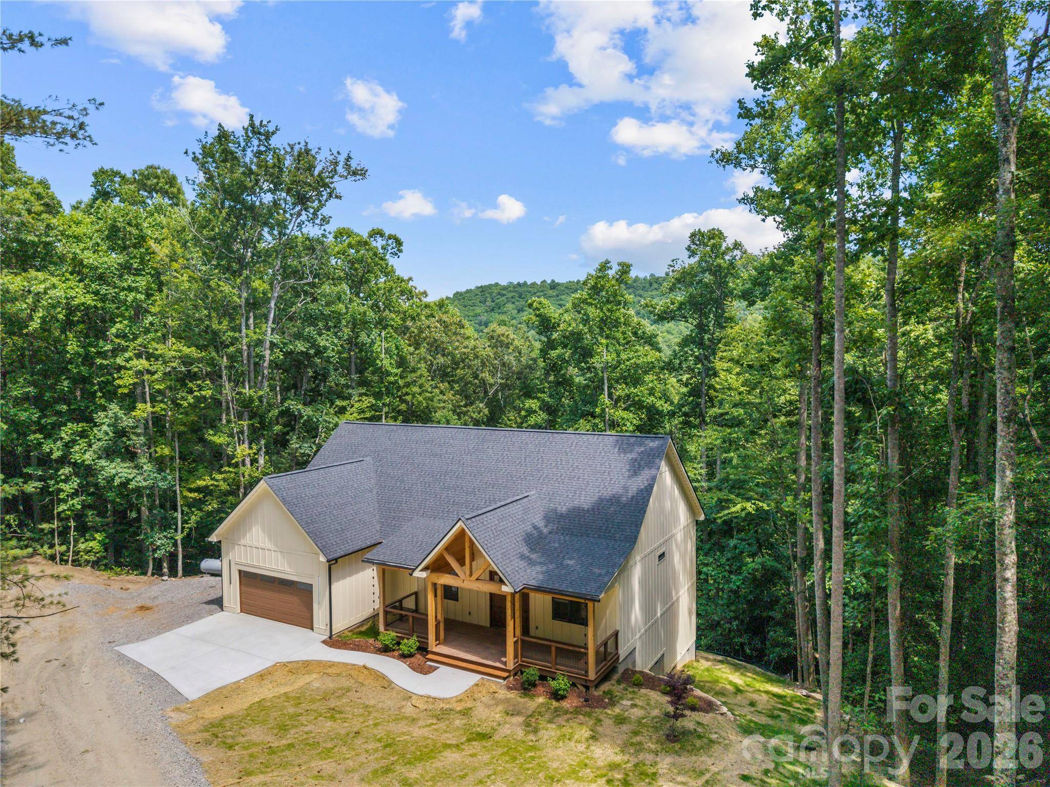 210 Hickory Tree LN, Hendersonville, NC 28739