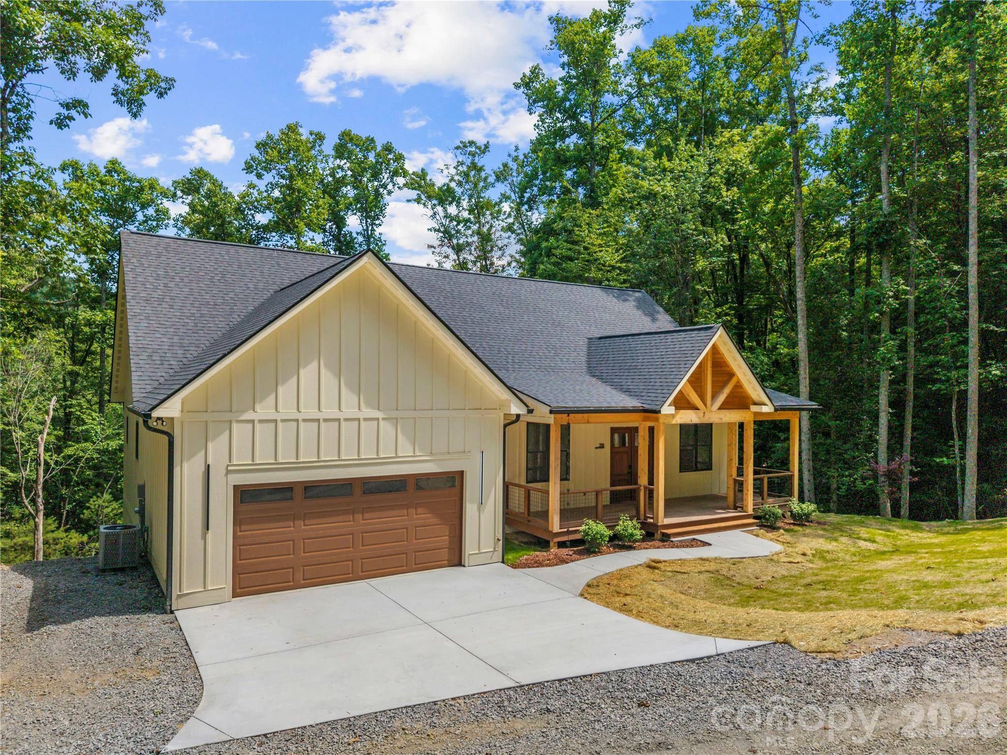 210 Hickory Tree LN, Hendersonville, NC 28739