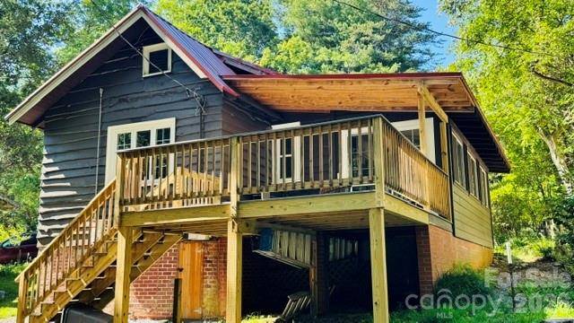 23 Leatherwood LN, Hendersonville, NC 28739