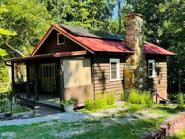 23 Leatherwood LN, Hendersonville, NC 28739